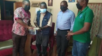 Chilinde Parish visits Sir Paul Banda and makes a donation towards his health bill.