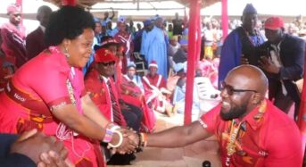 Comrade Timothy Mtambo pays tribute and presents gifts to Alhomwe Paramount Chief Kaduya